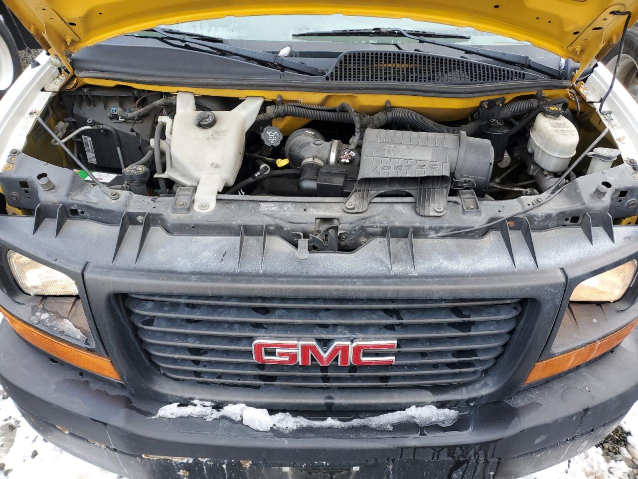 2011 GMC Savana - Image 11