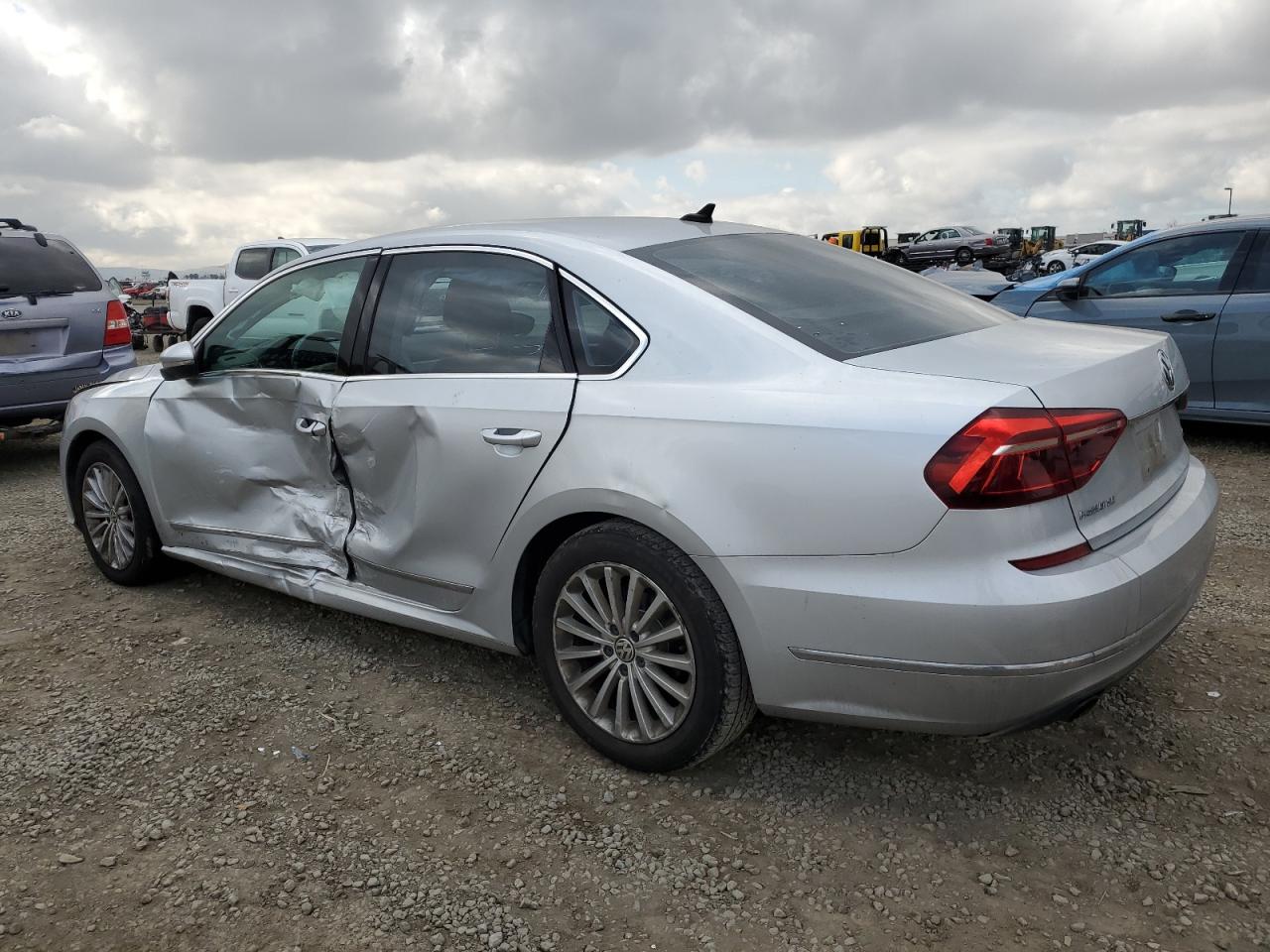 2017 Volkswagen Passat - Image 2