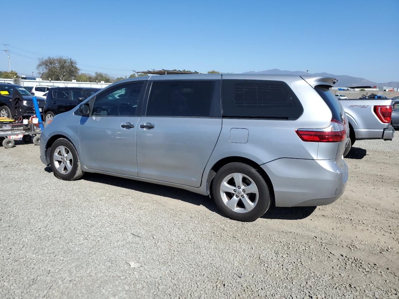 2015 Toyota Sienna - Image 2