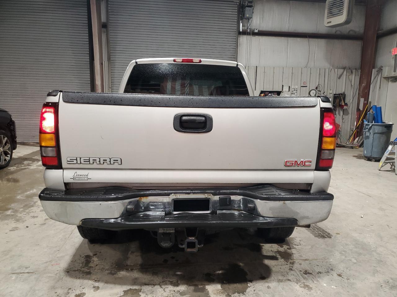 2004 GMC Sierra - Image 6
