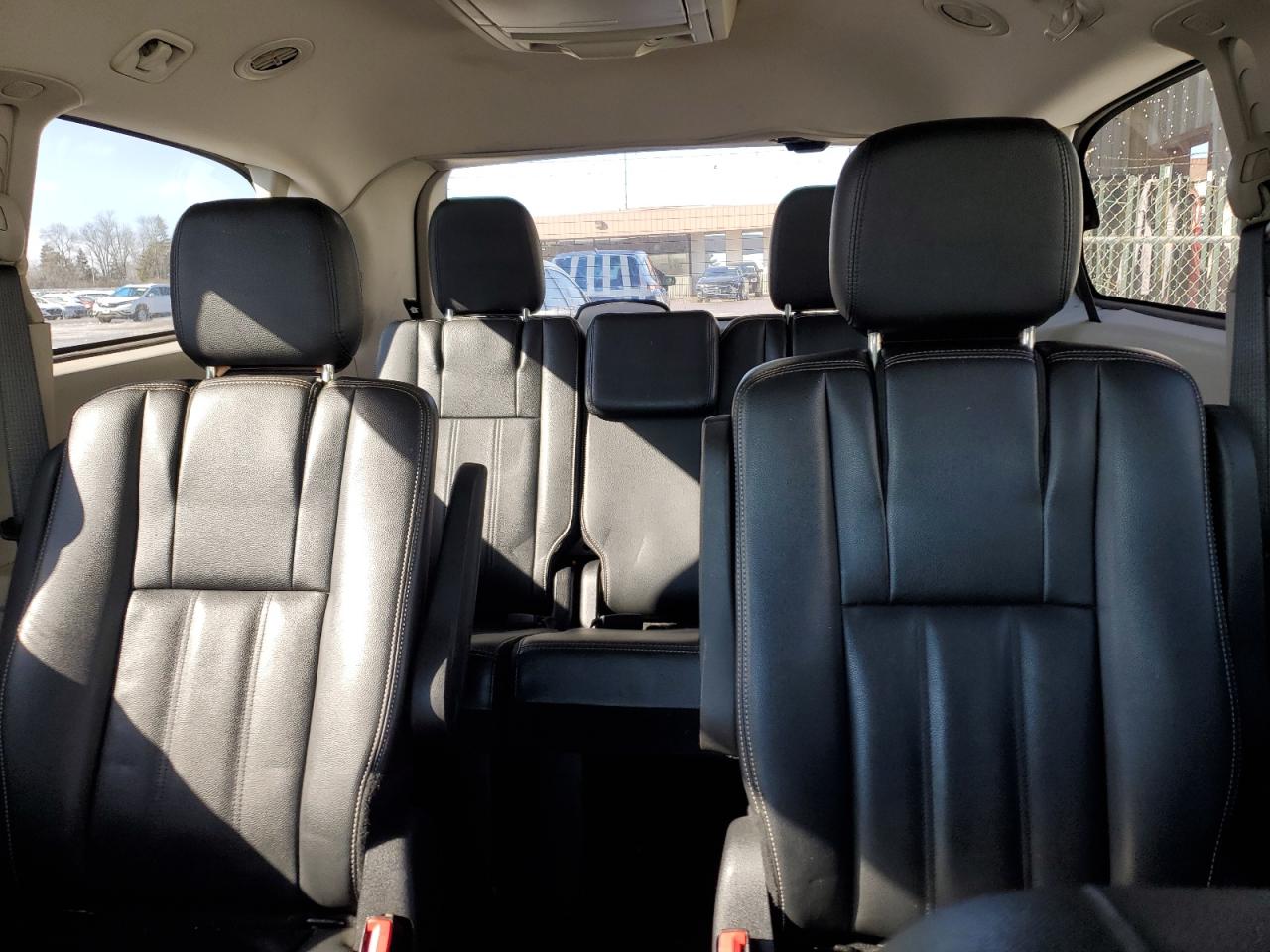 2016 Chrysler Town & Country - Image 10