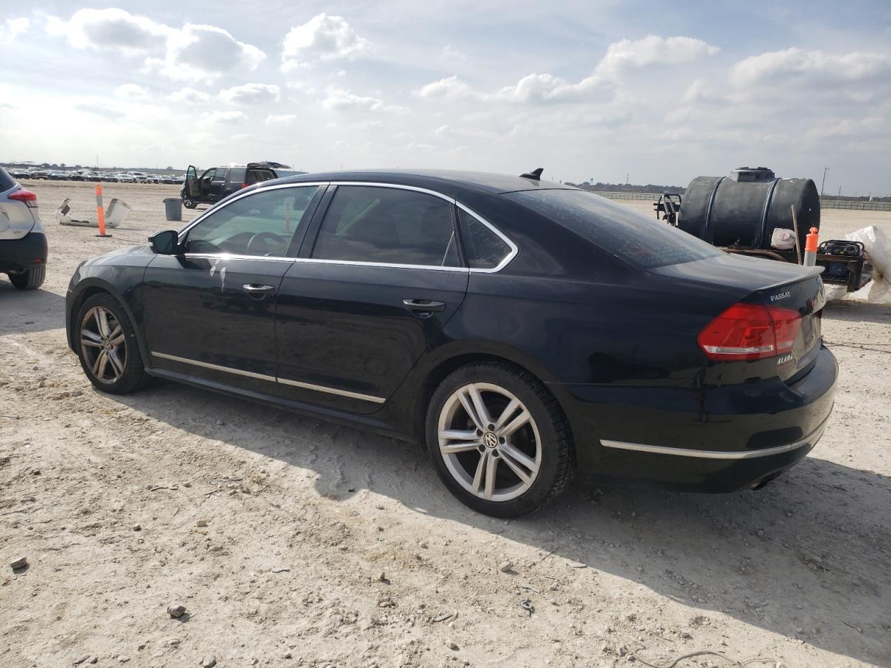 2014 Volkswagen Passat - Image 2