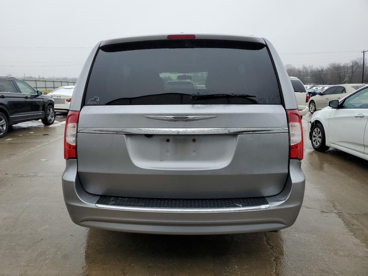 2016 Chrysler Town & Country - Image 6