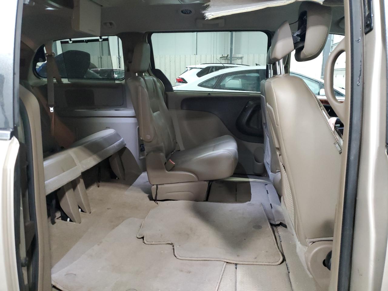 2015 Chrysler Town & Country - Image 12