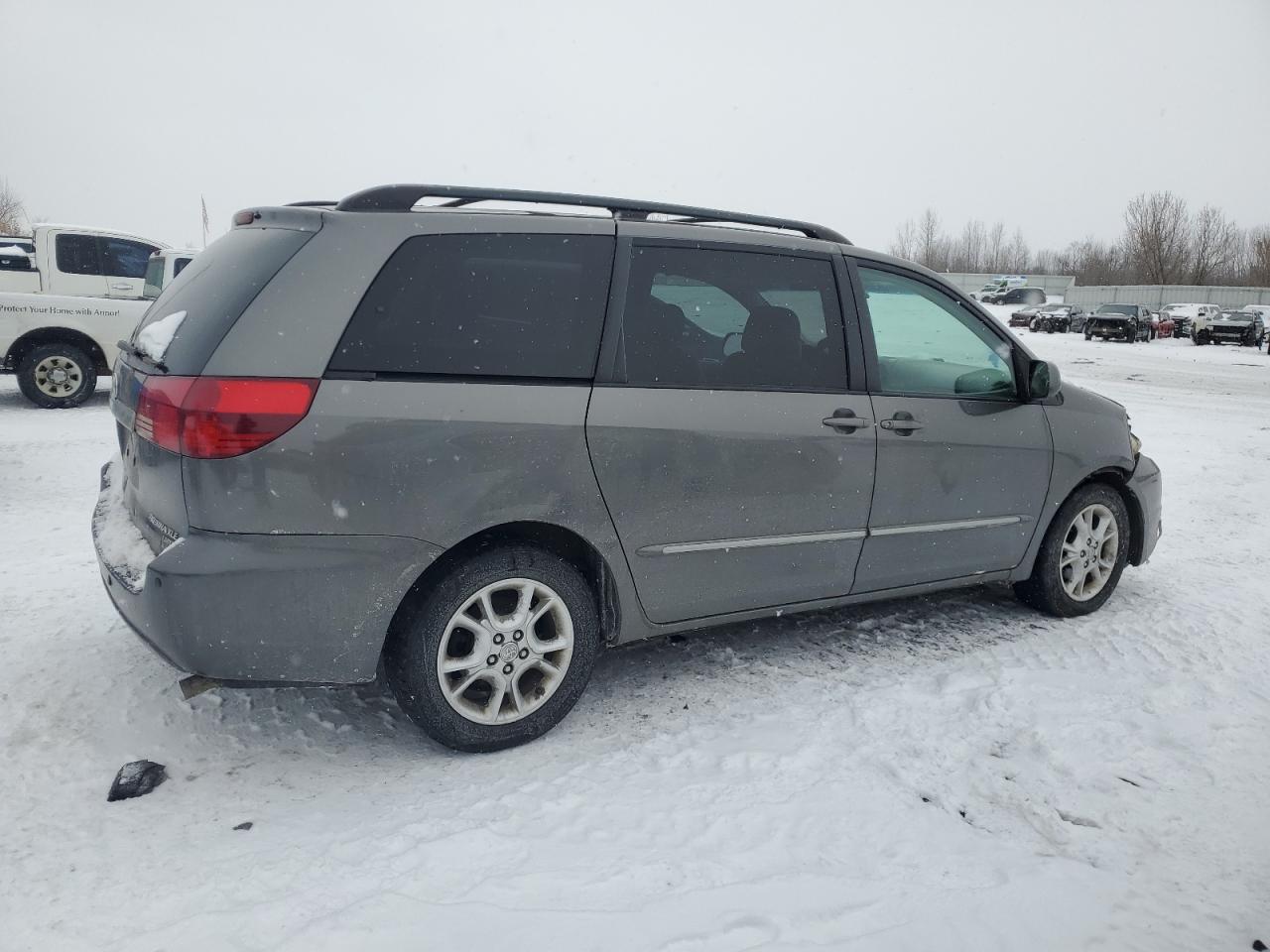 2004 Toyota Sienna - Image 3