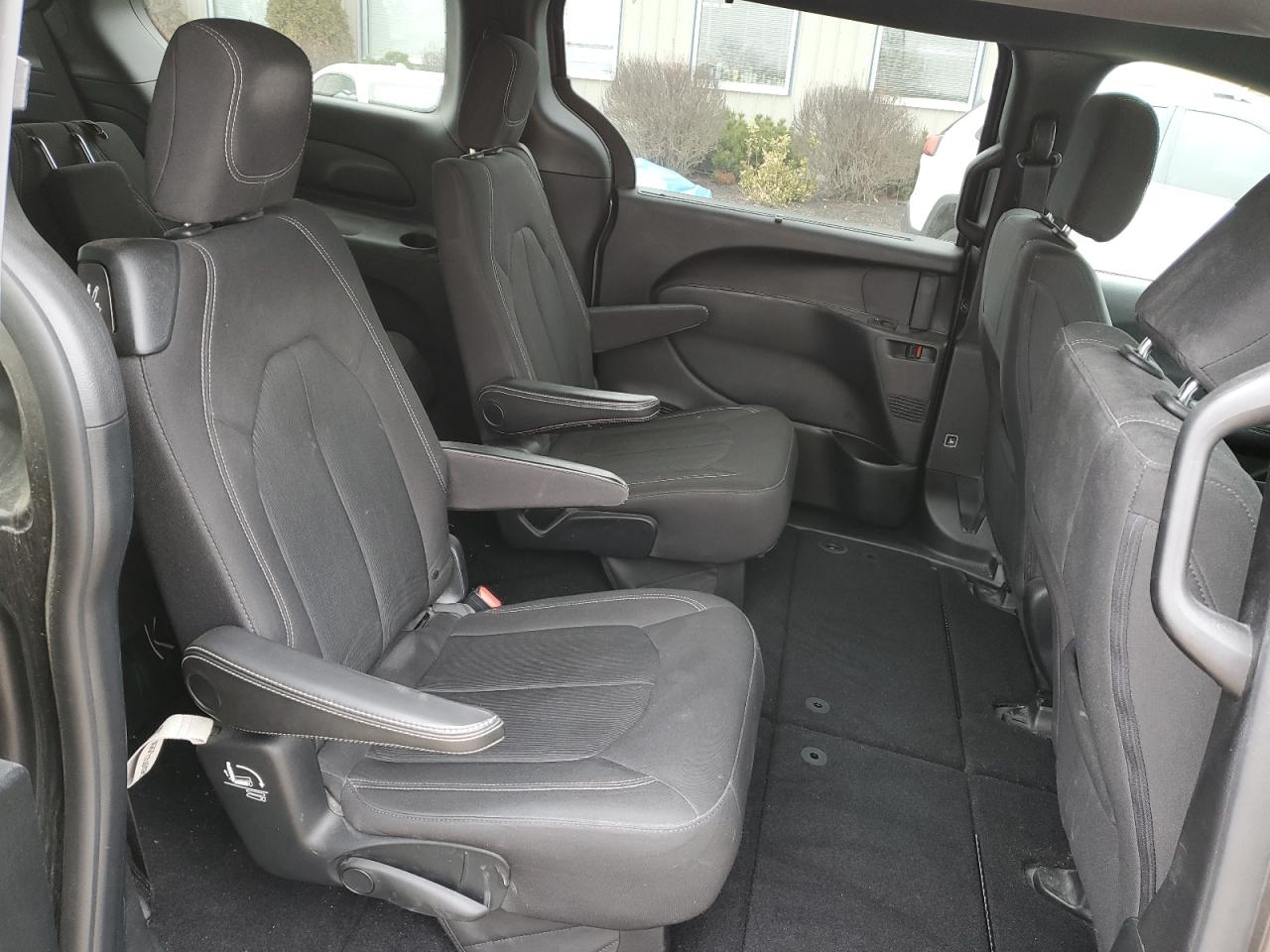2018 Chrysler Pacifica - Image 11
