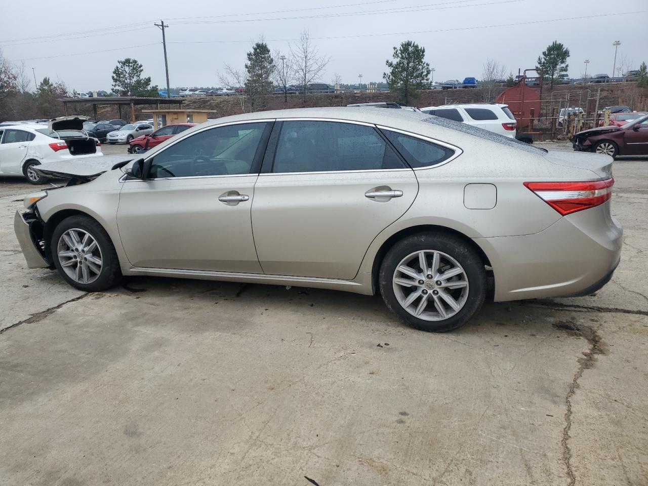 2015 Toyota Avalon - Image 2
