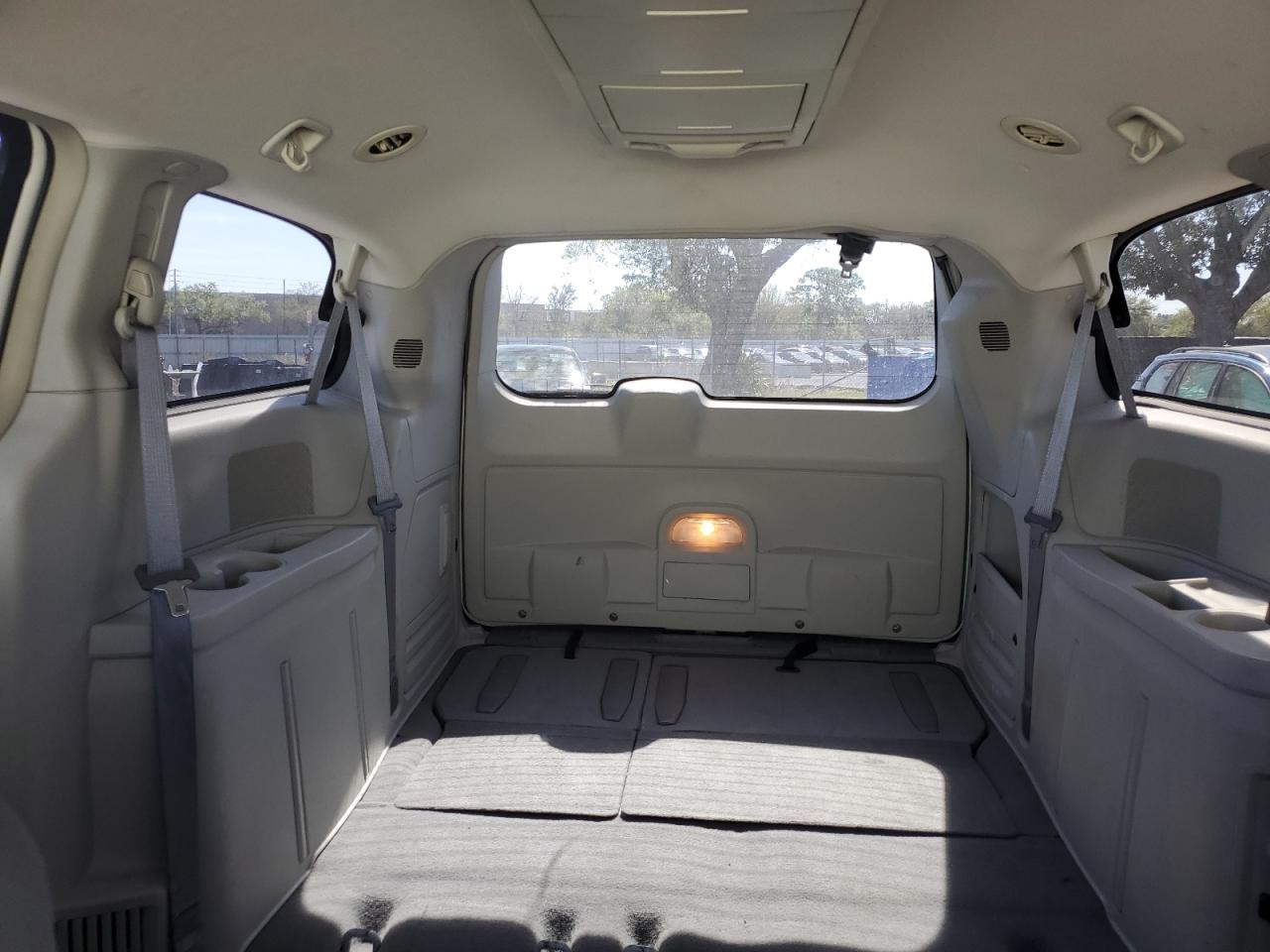 2010 Chrysler Town & Country - Image 10