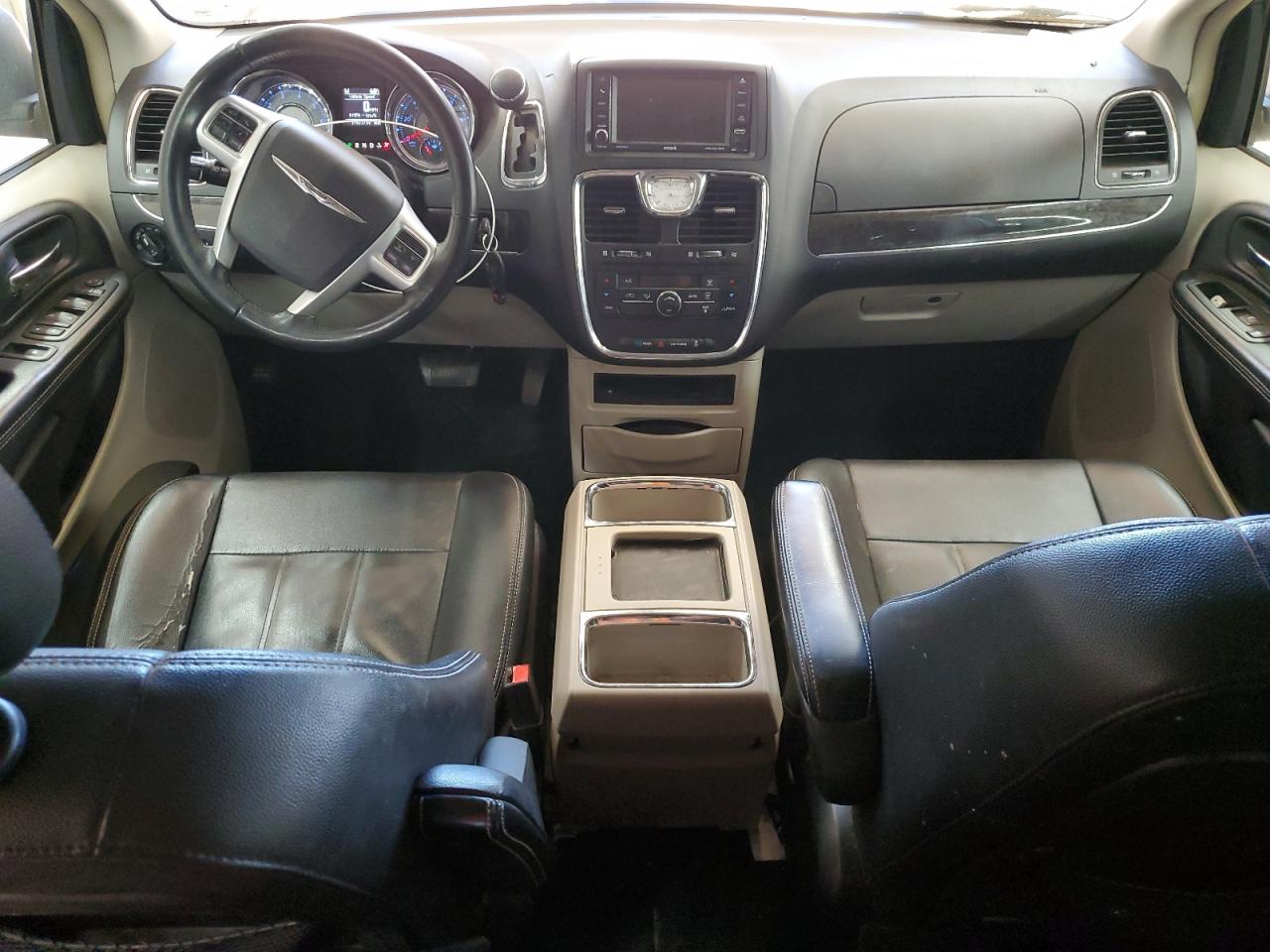 2016 Chrysler Town & Country - Image 8