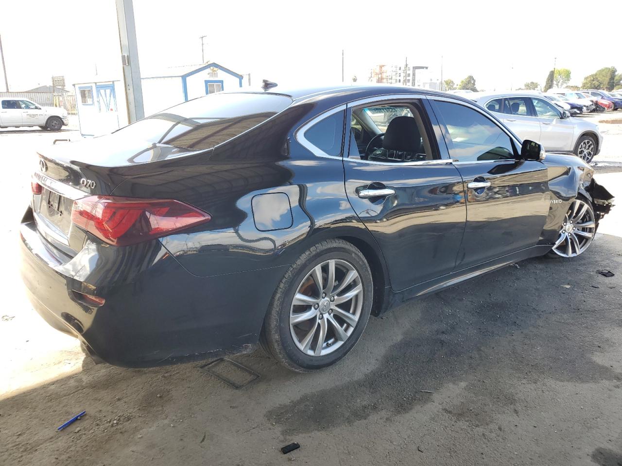 2015 Infiniti Q70 - Image 3