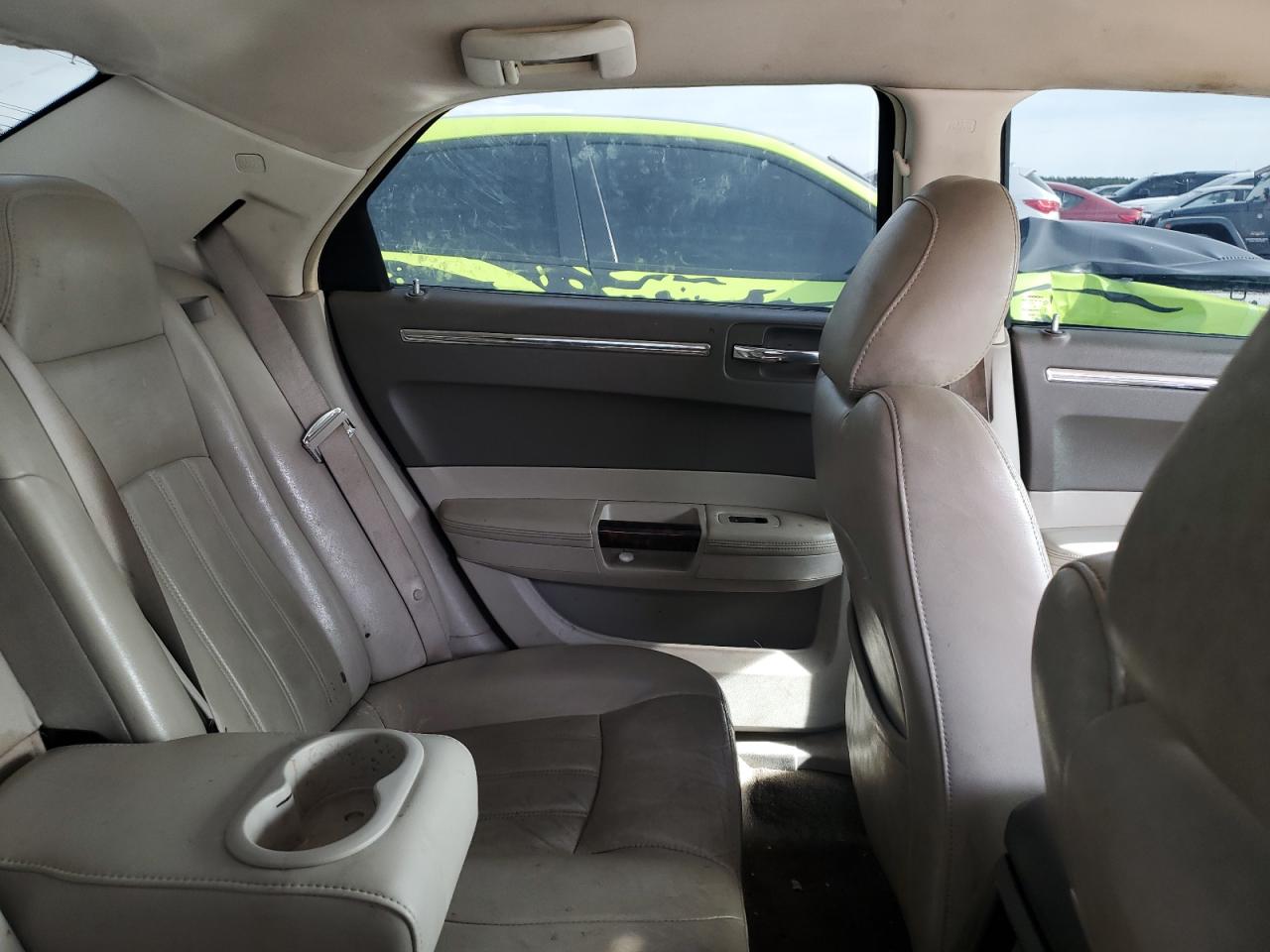 2010 Chrysler 300 - Image 10
