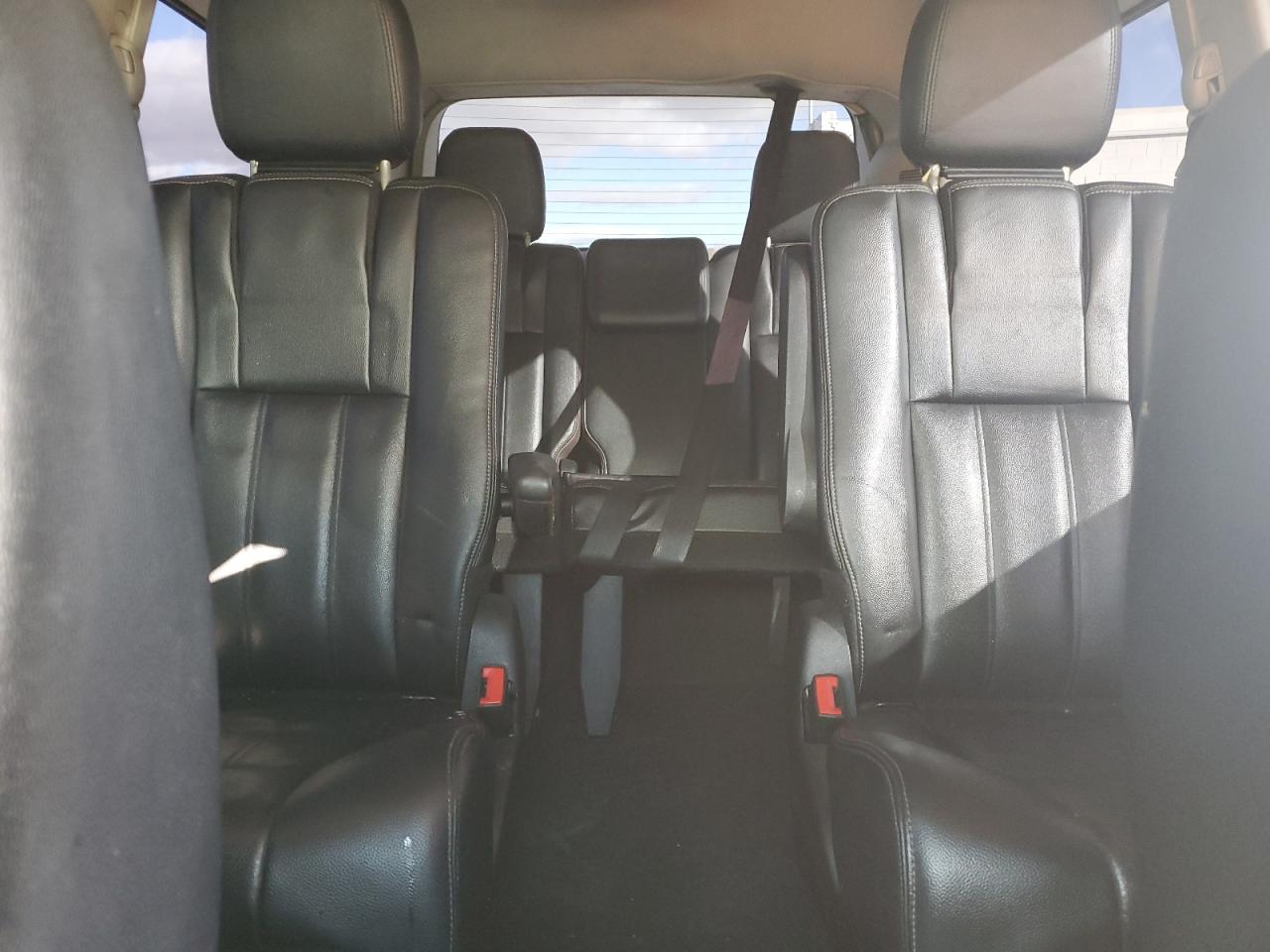 2014 Chrysler Town & Country - Image 10