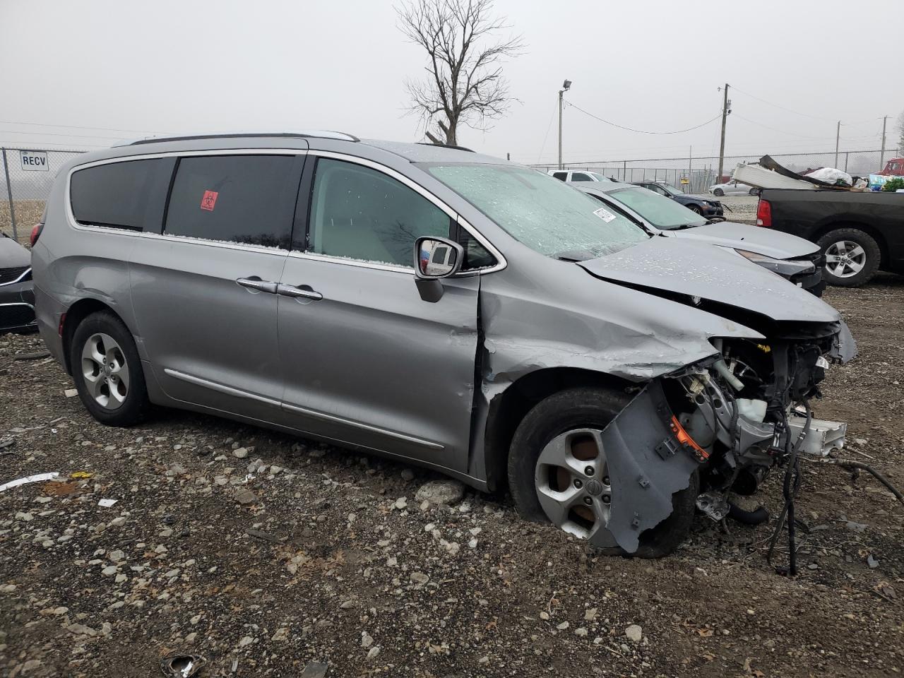 2017 Chrysler Pacifica - Image 4