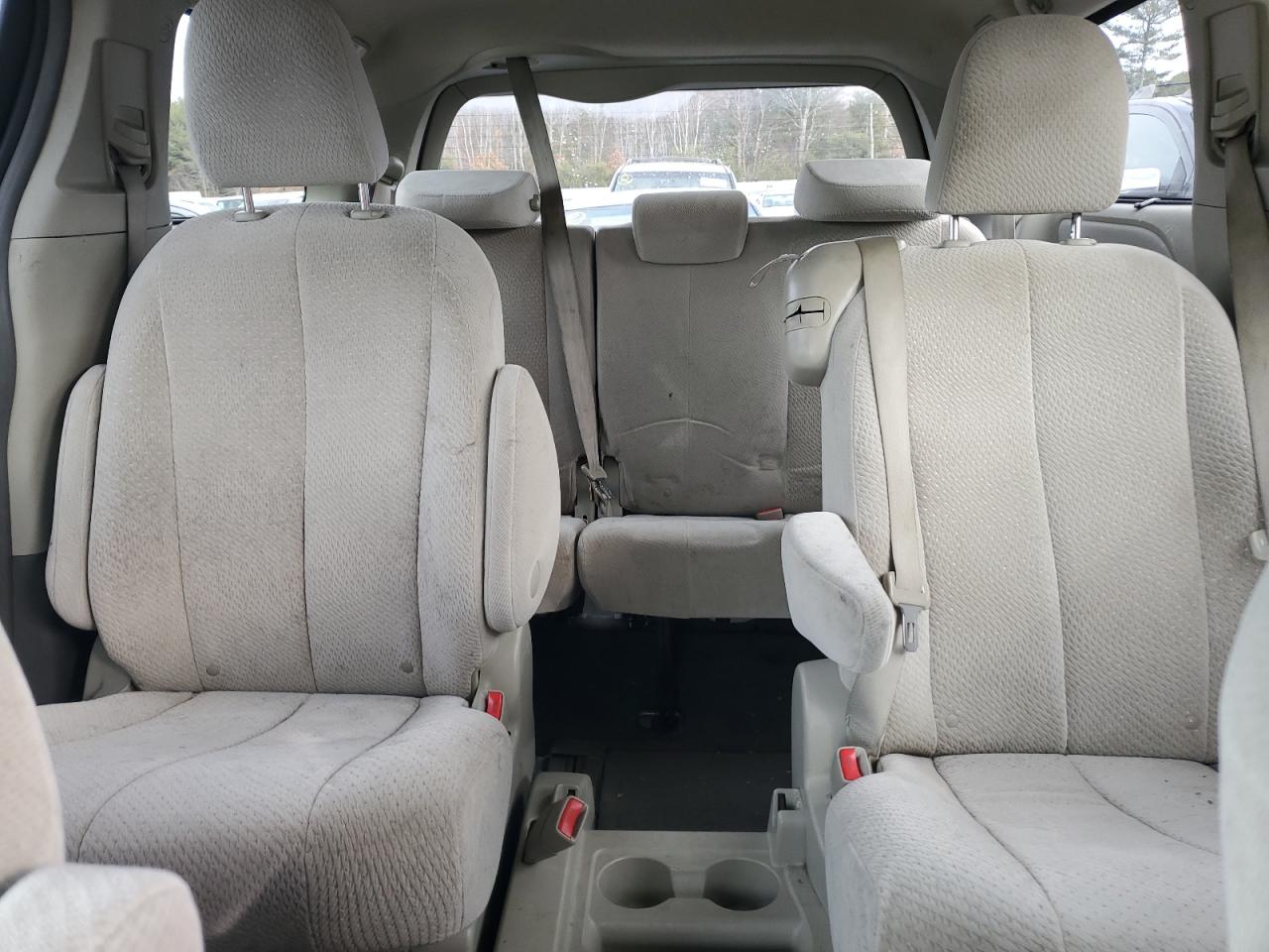 2011 Toyota Sienna - Image 10