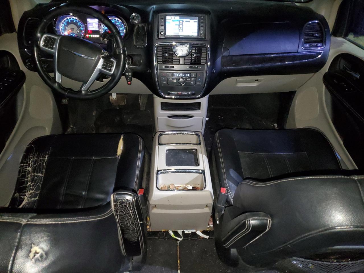 2013 Chrysler Town & Country - Image 8