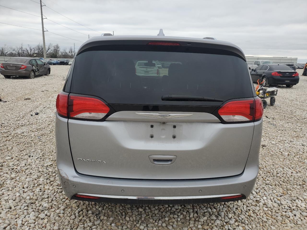 2017 Chrysler Pacifica - Image 6