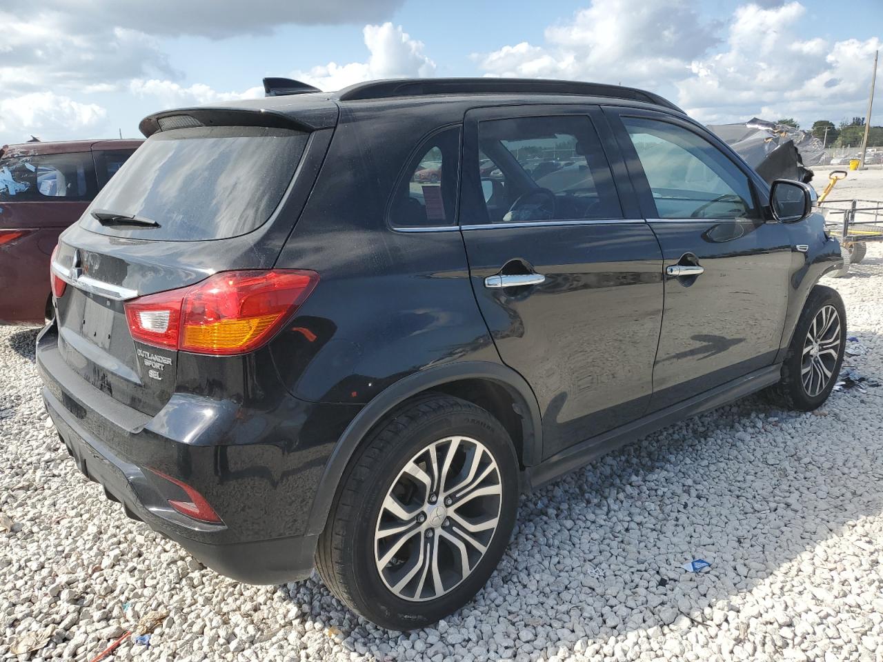 2018 Mitsubishi Outlander - Image 3