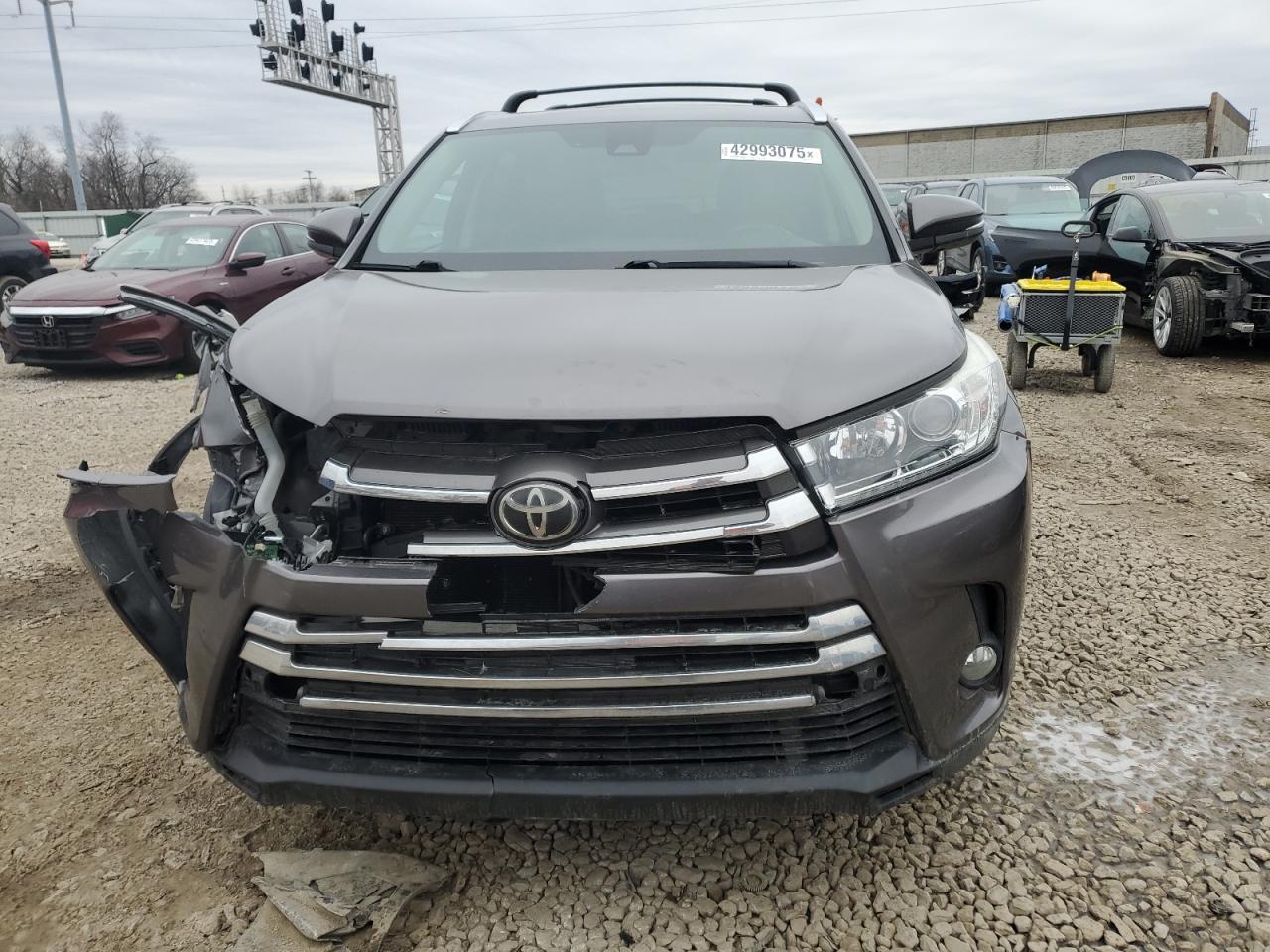 2017 Toyota Highlander - Image 5