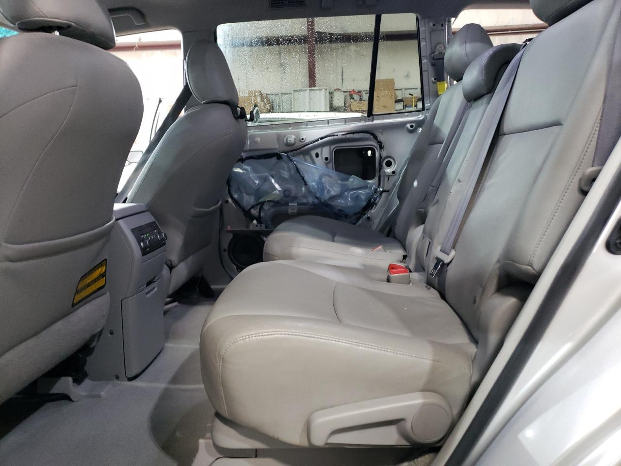 2010 Toyota Highlander - Image 11