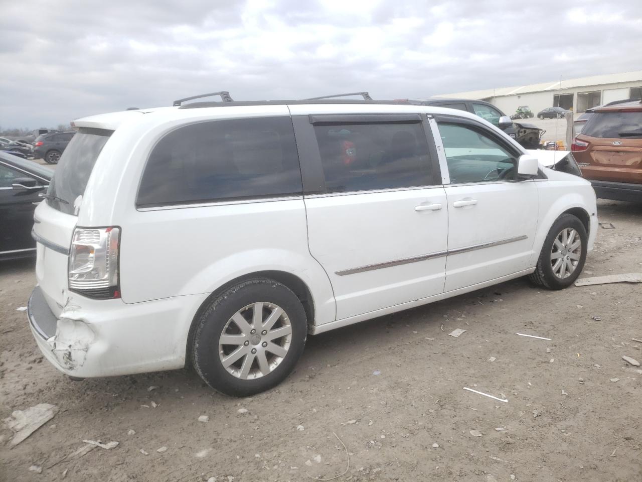 2014 Chrysler Town & Country - Image 3
