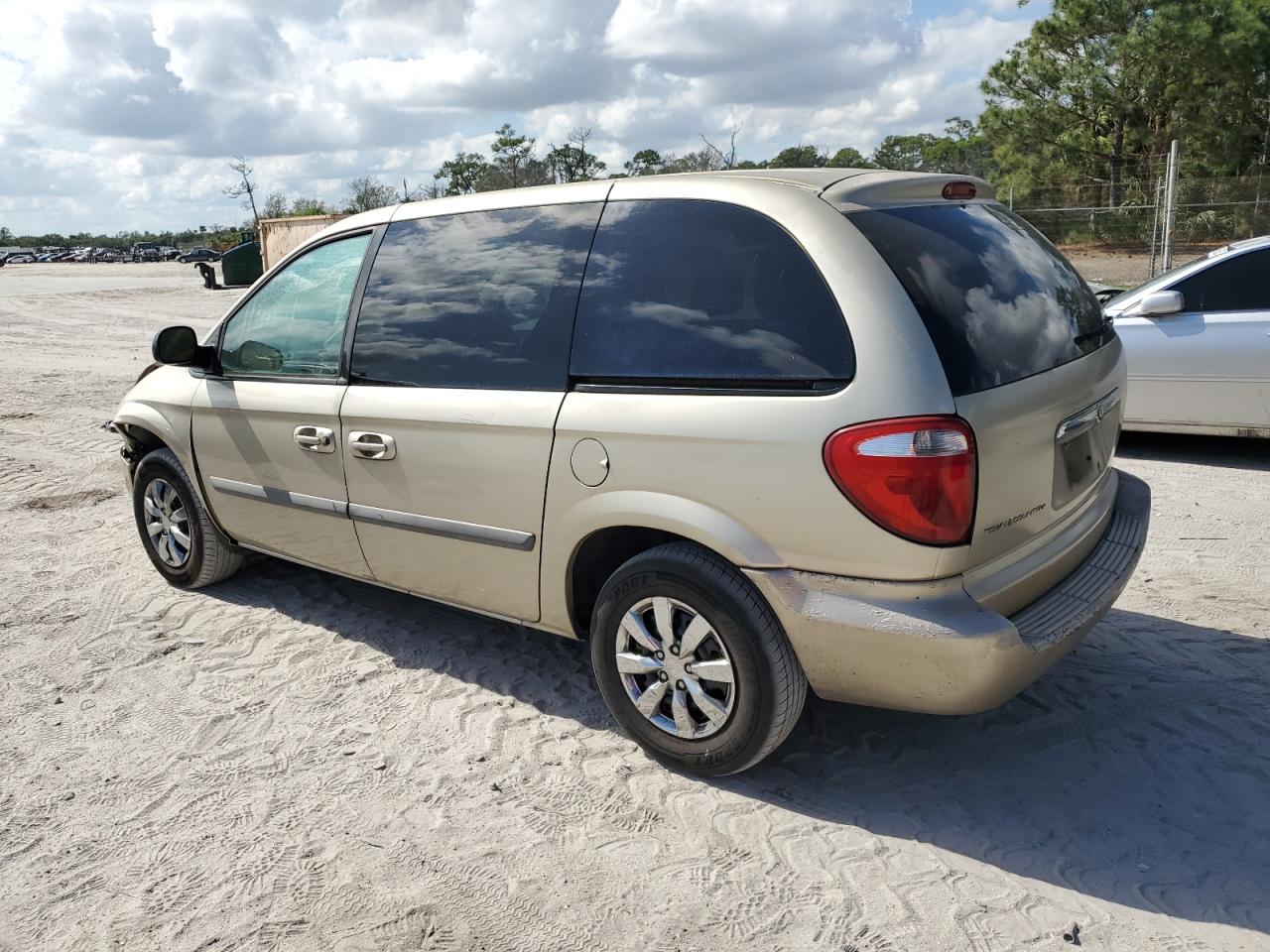 2005 Chrysler Town & Country - Image 2