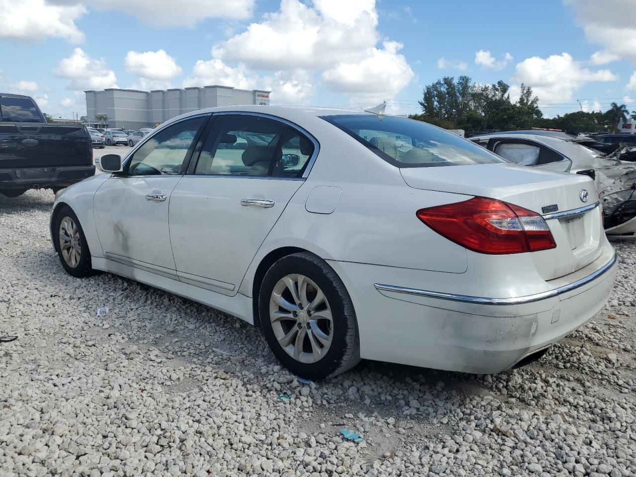 2013 Hyundai Genesis - Image 2