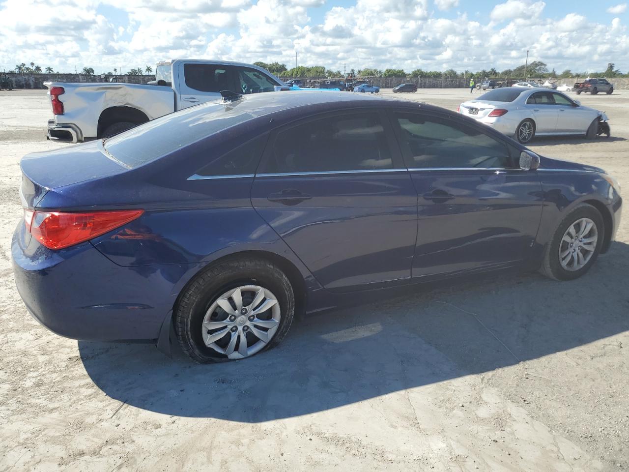 2012 Hyundai Sonata - Image 3