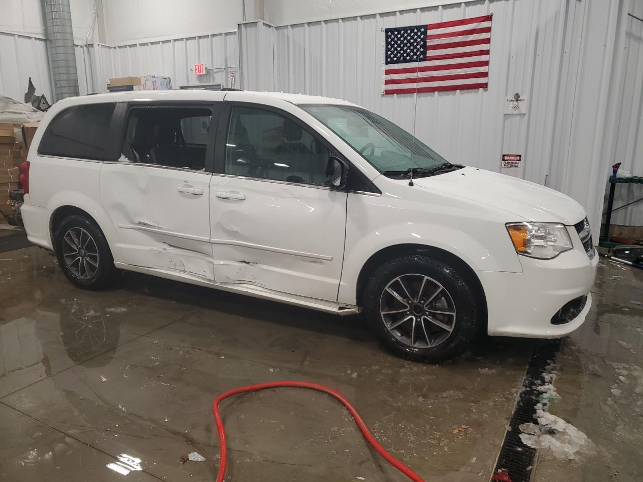 2017 Dodge Caravan - Image 4