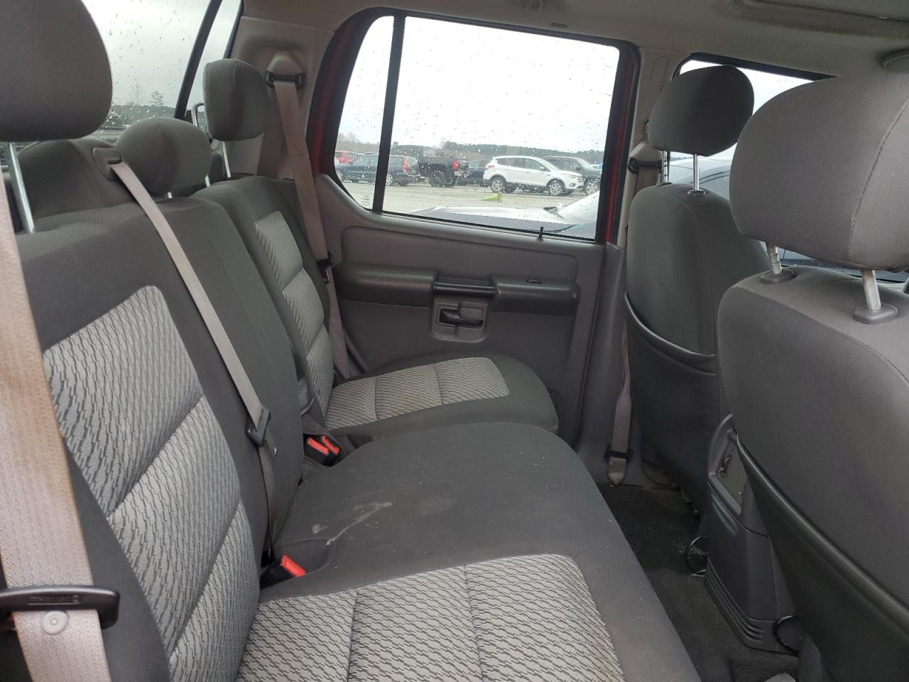 2005 Ford Explorer - Image 10
