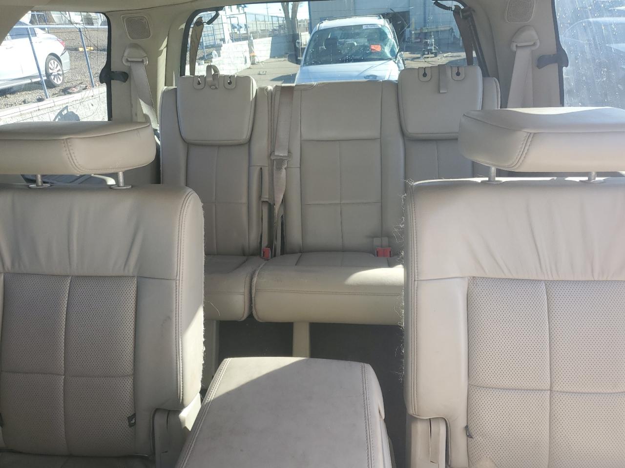 2012 Lincoln Navigator - Image 10