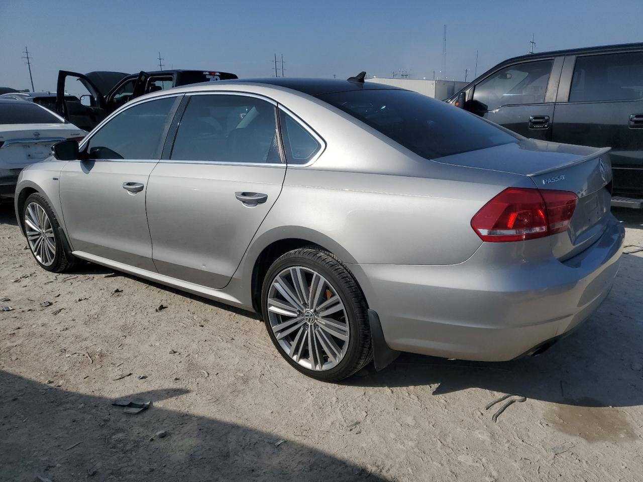 2014 Volkswagen Passat - Image 2