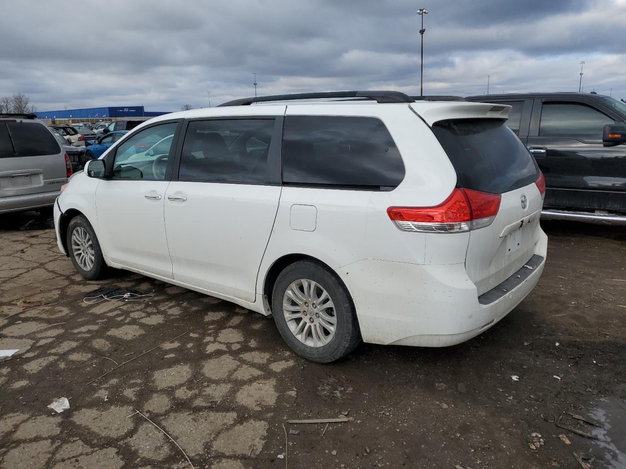 2014 Toyota Sienna - Image 2
