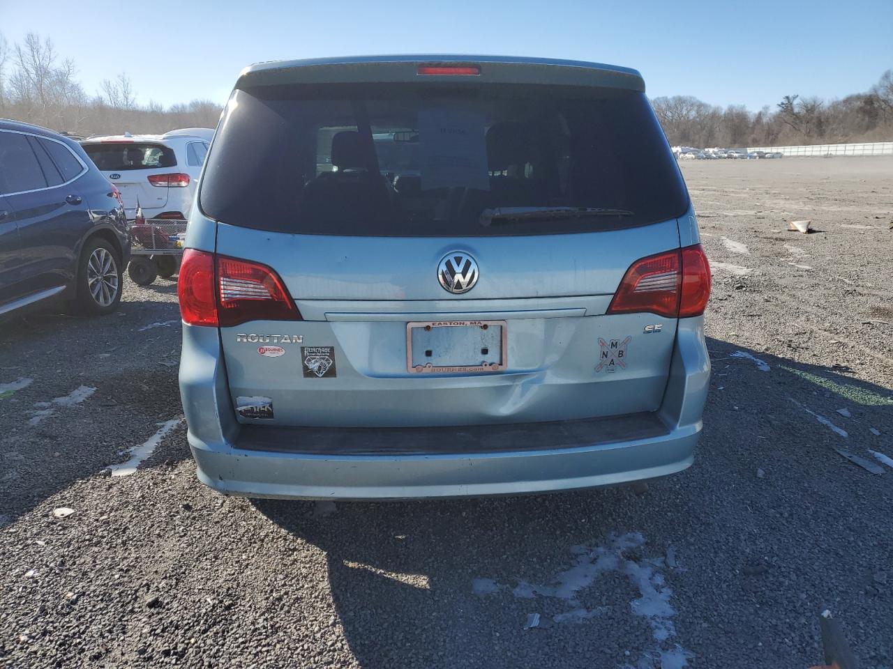 2010 Volkswagen Routan - Image 6