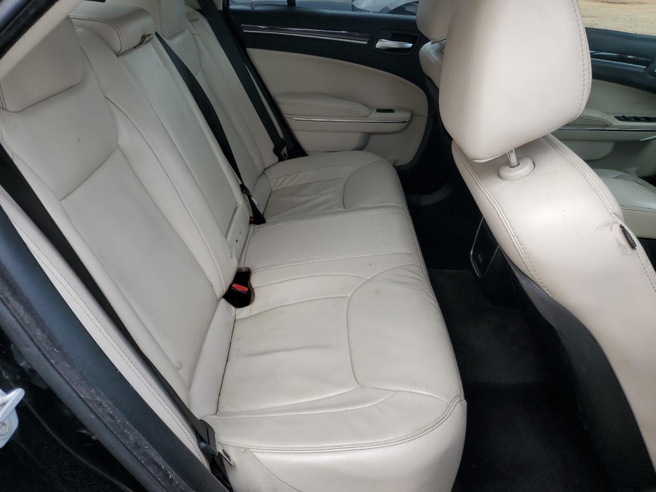 2017 Chrysler 300 - Image 10