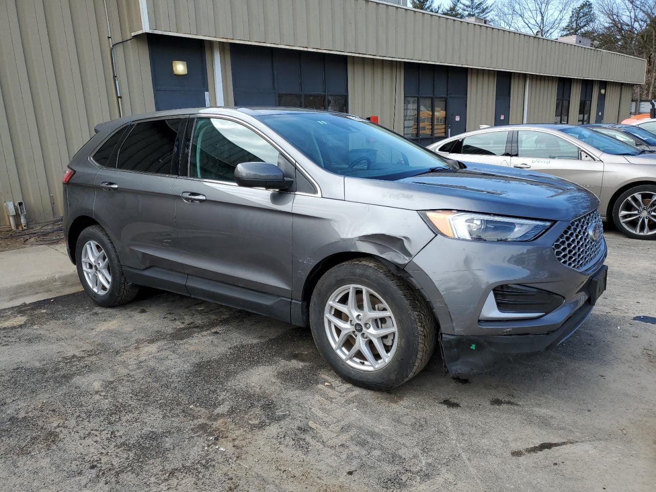 2023 Ford Edge - Image 4