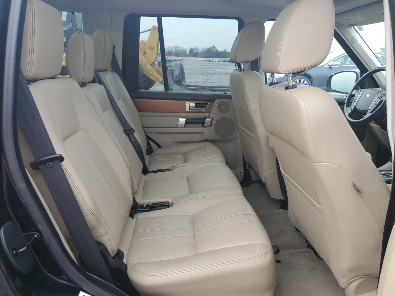 2016 Land Rover LR4 - Image 11