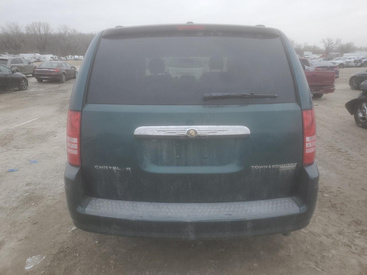 2009 Chrysler Town & Country - Image 6