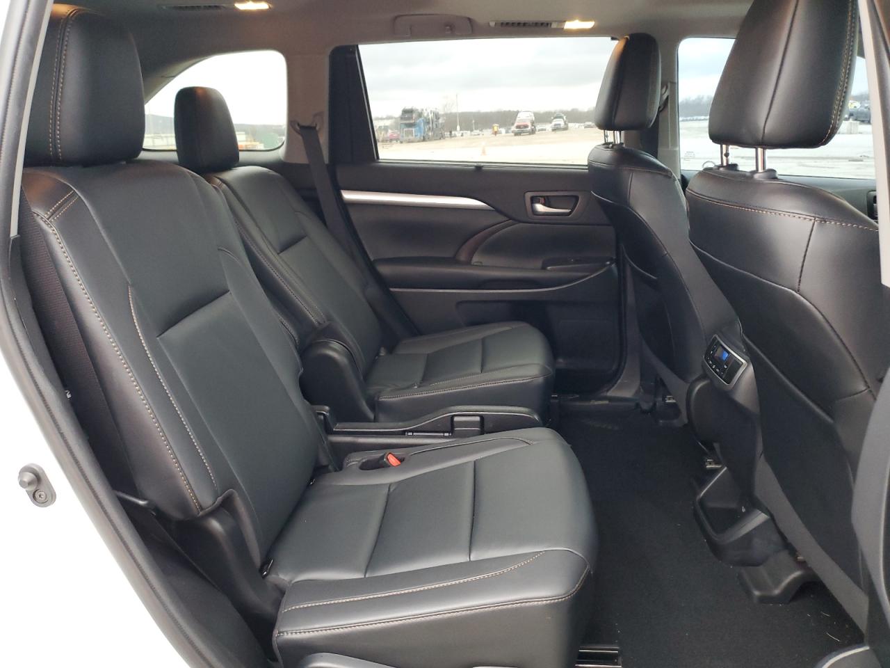 2019 Toyota Highlander - Image 11