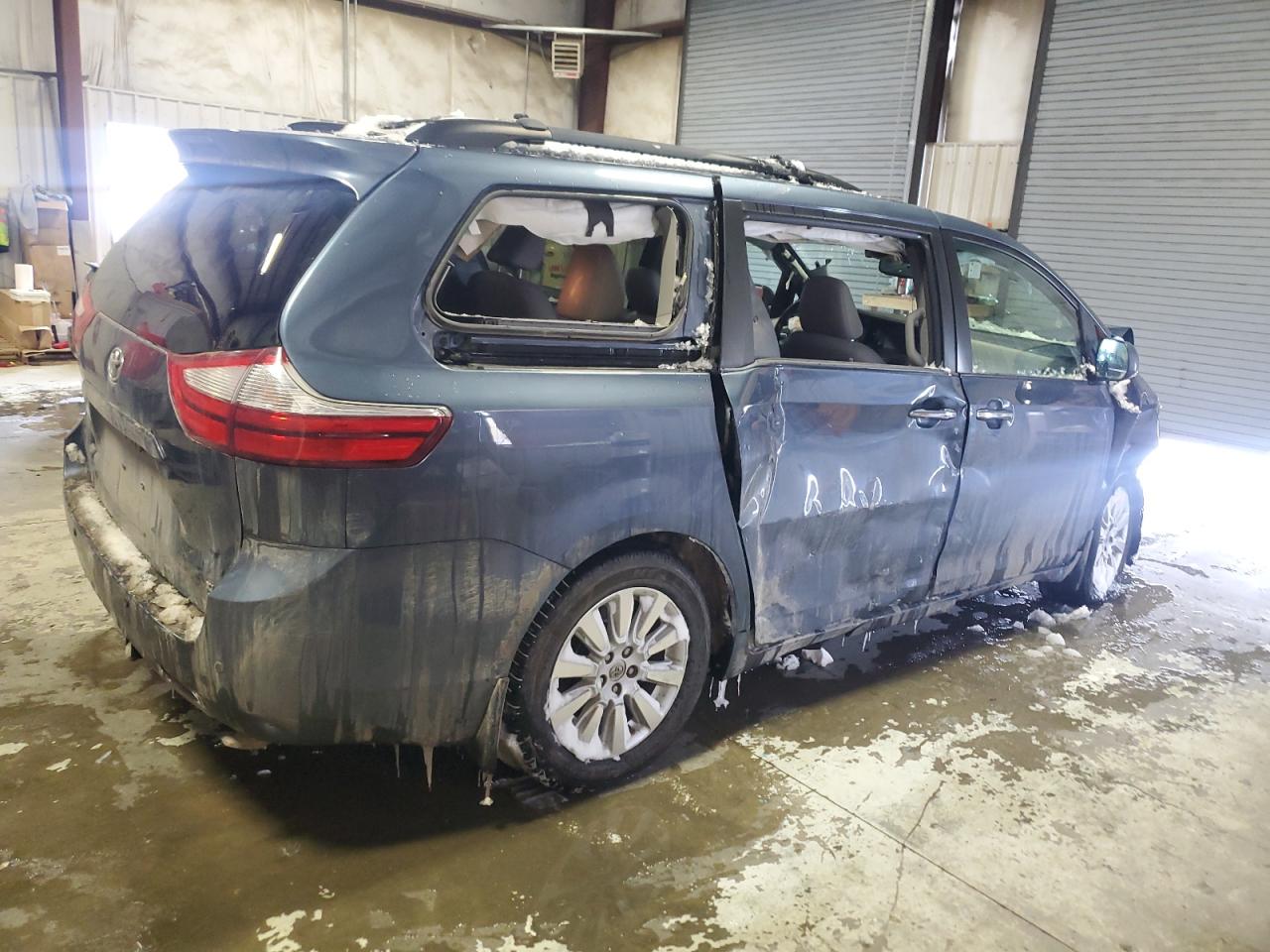 2015 Toyota Sienna - Image 3
