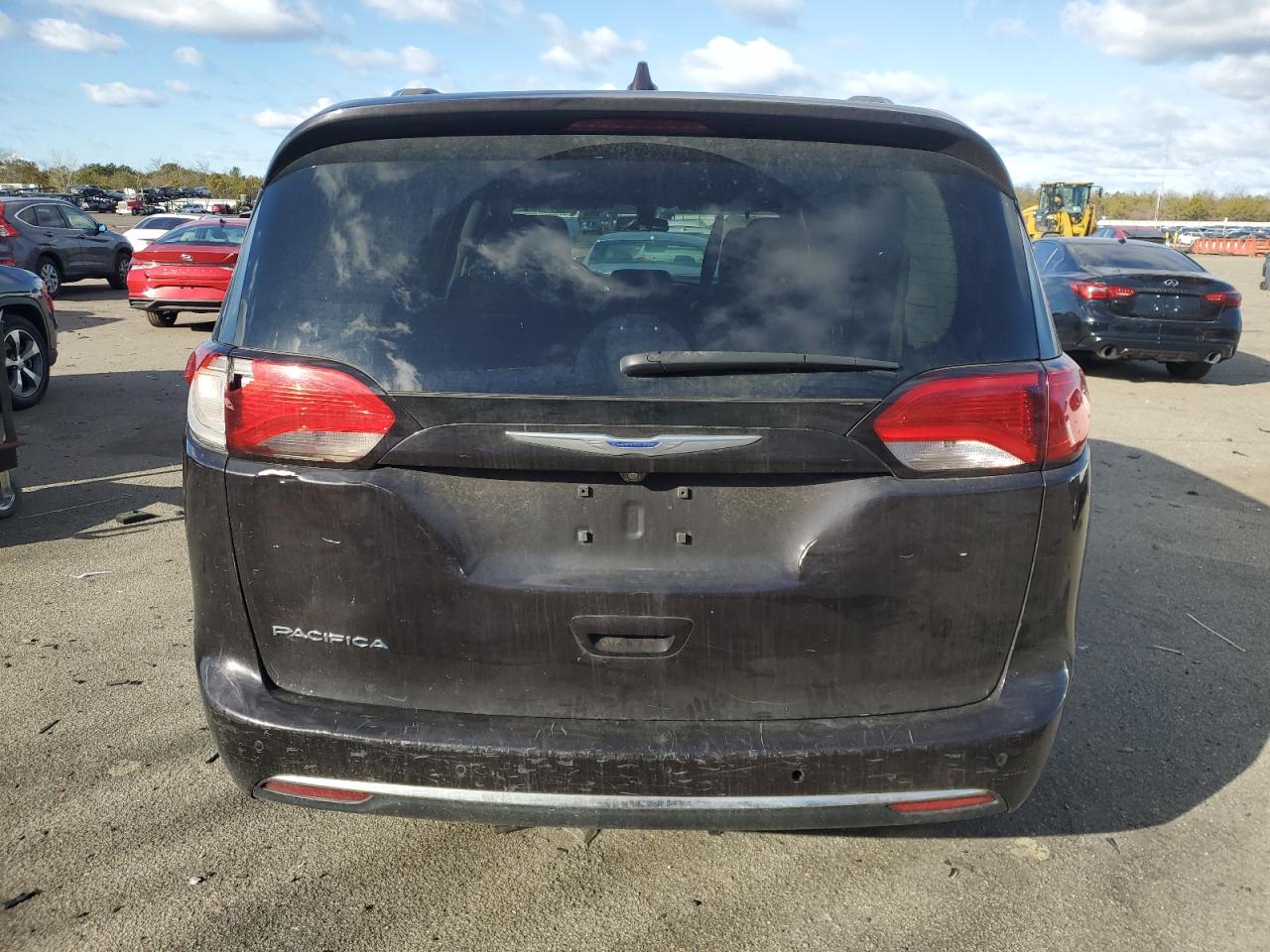 2018 Chrysler Pacifica - Image 6