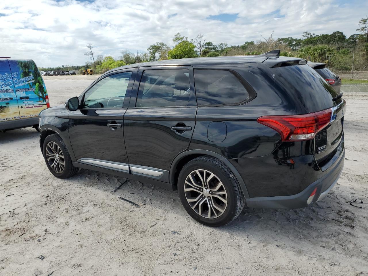 2017 Mitsubishi Outlander - Image 2
