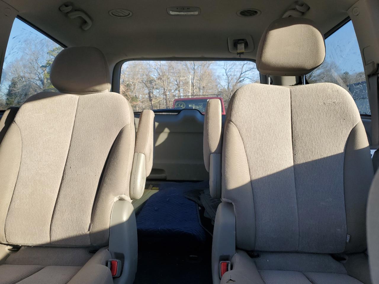 2012 Kia Sedona - Image 10