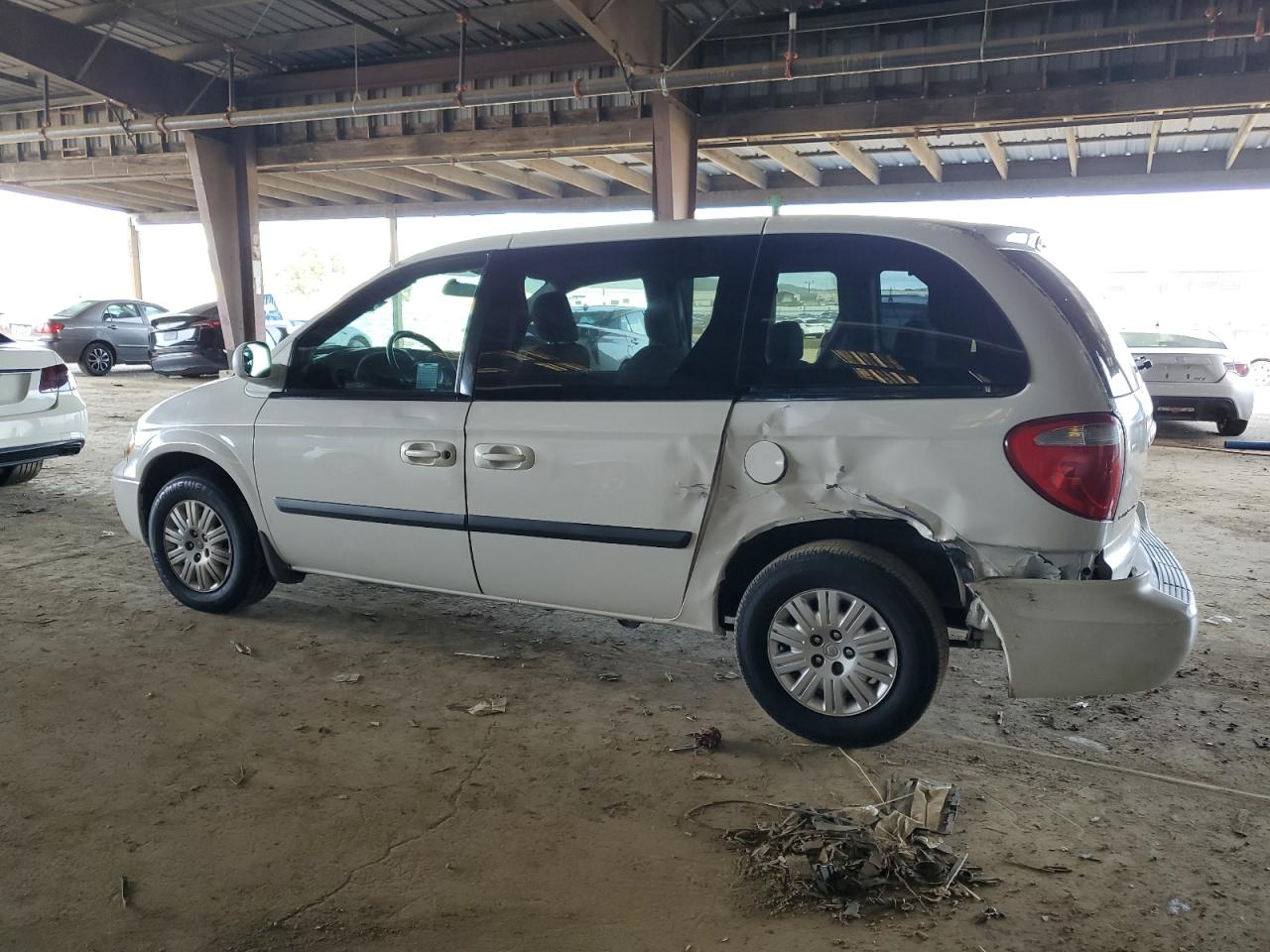 2006 Chrysler Town & Country - Image 2