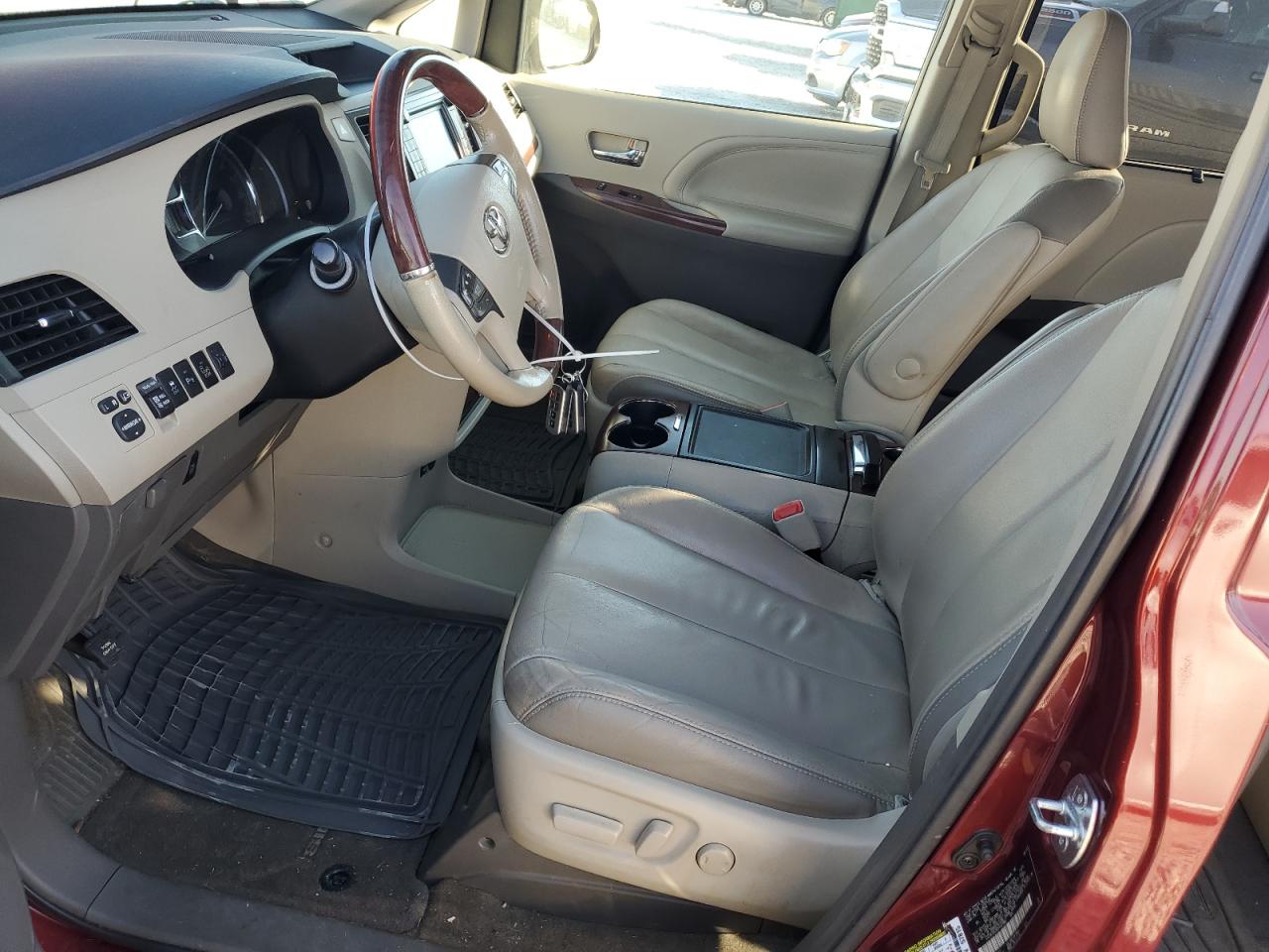 2013 Toyota Sienna - Image 7