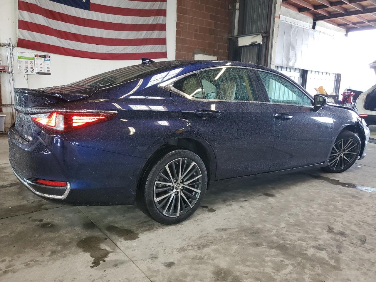 2023 Lexus ES - Image 3