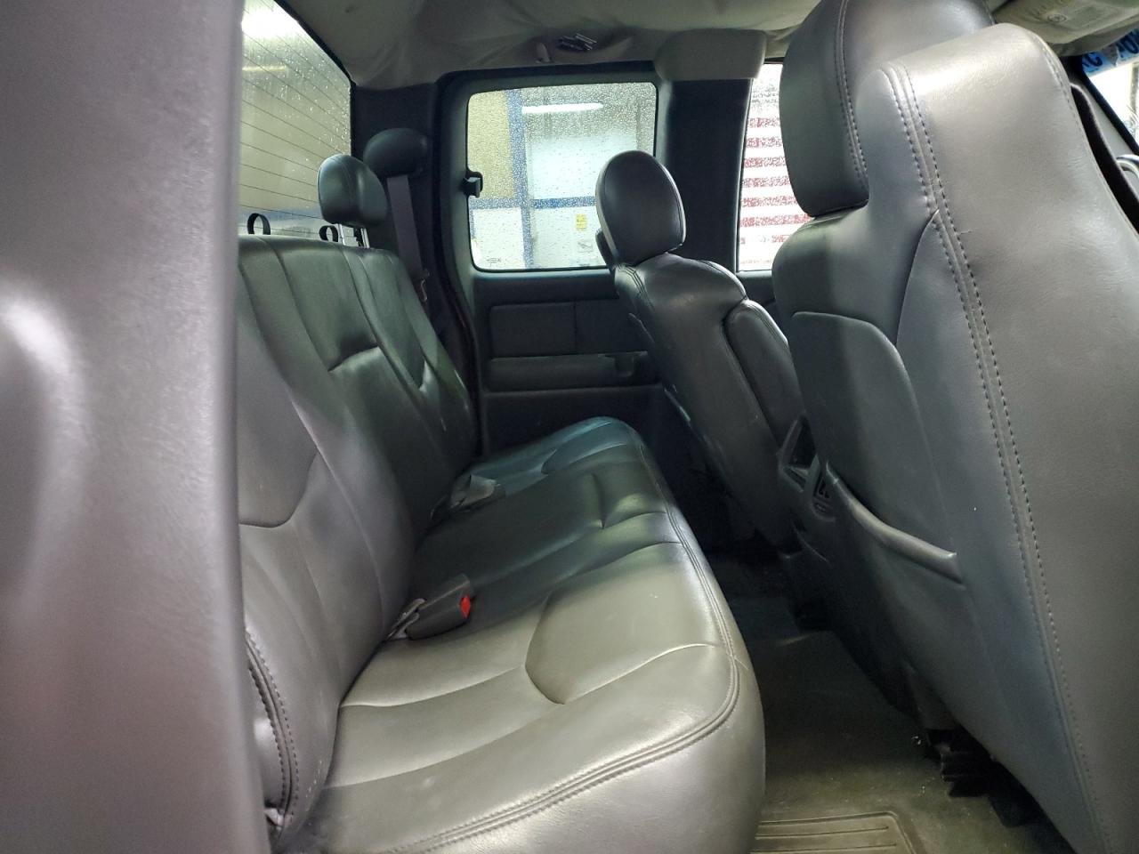 2004 Chevrolet Silverado - Image 10