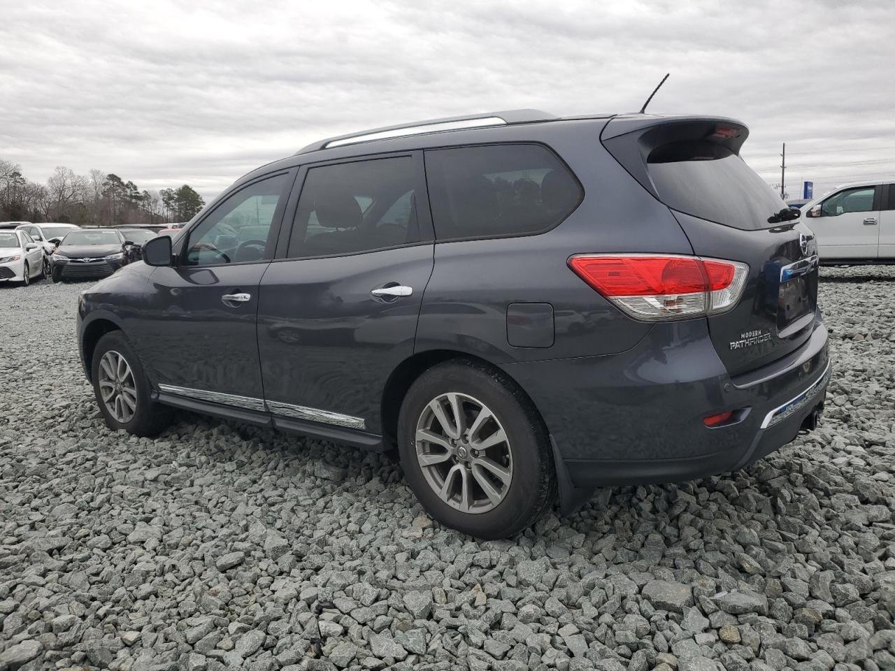 2014 Nissan Pathfinder - Image 2
