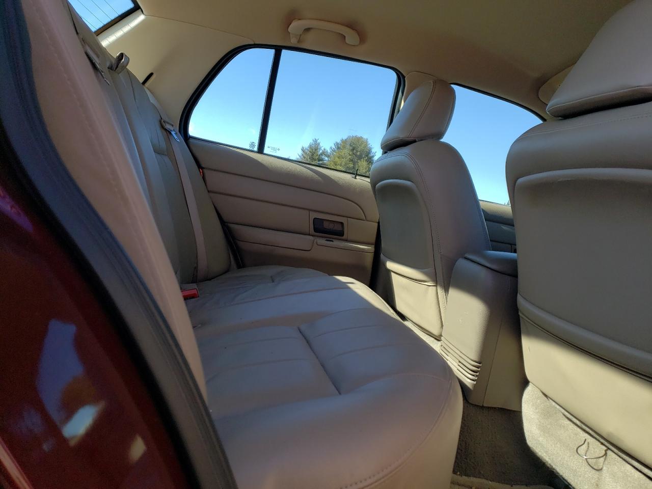2005 Ford Crown Victoria - Image 10