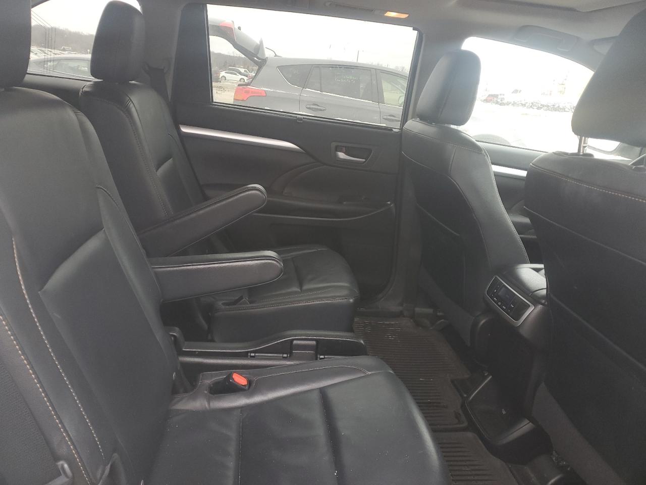2016 Toyota Highlander - Image 11