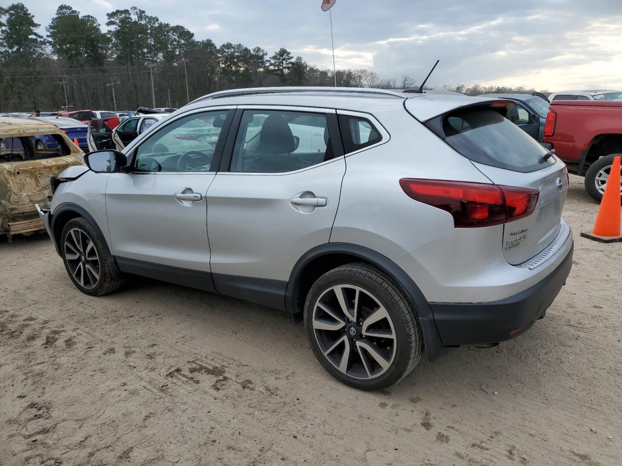 2017 Nissan Rogue - Image 2
